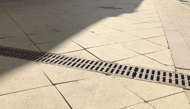 Мясницкая улица, Москва: установка водоотводных лотков «Гидролика»